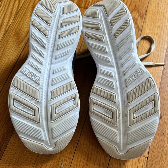 Size 6.5 lightly worn only indoors sneakers - Picture 4 of 4